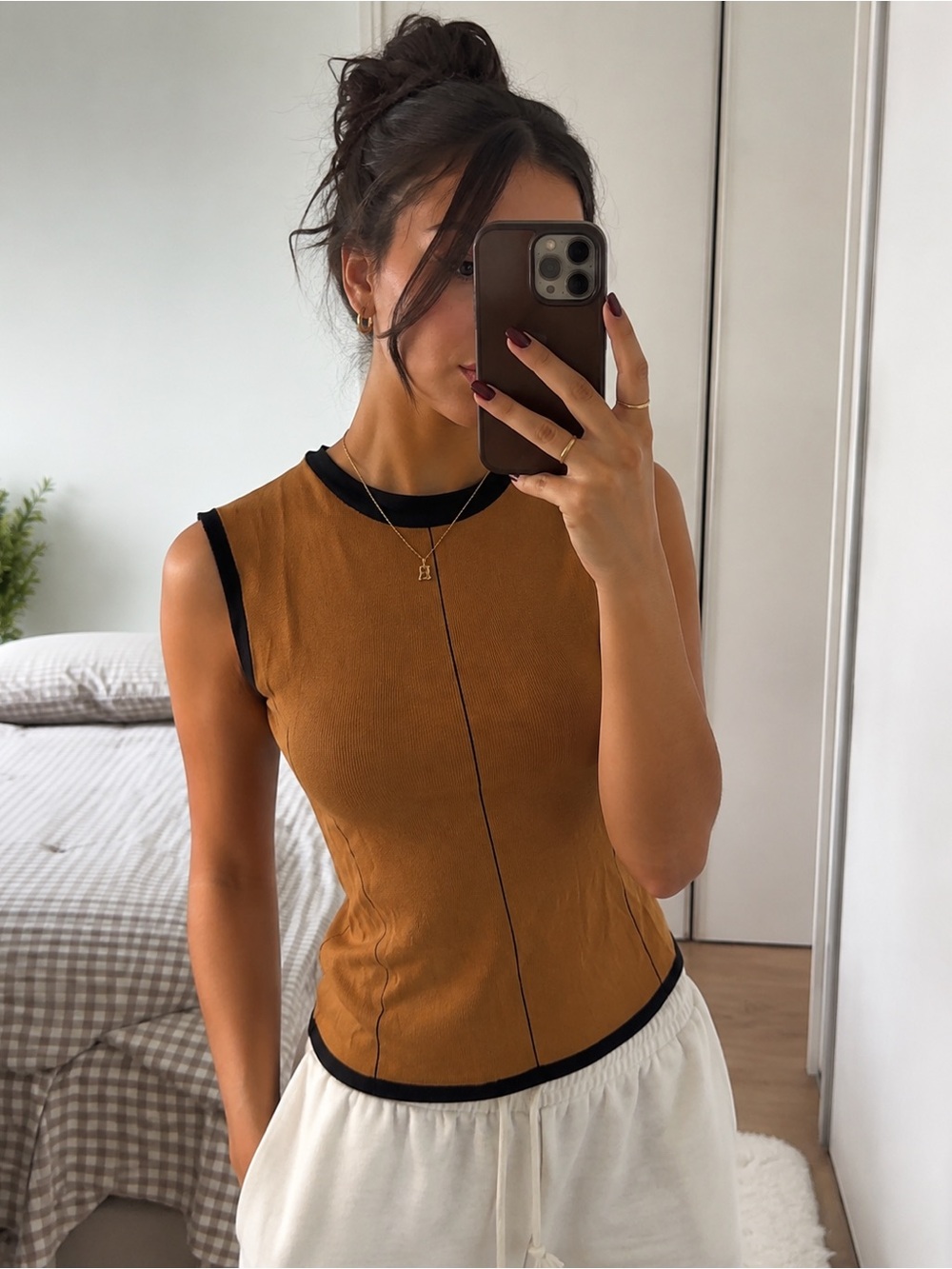 Finity Vintage 70s Beige Knit Sleeveless Top w/ Black Trim Rayon Nylon Women’s M